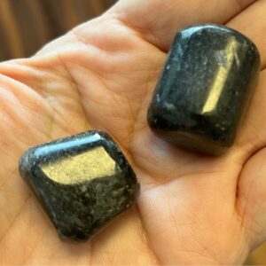 Nuummite